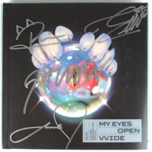 IMG_5824 MEOVV - My Eyes Wide Open 1st Mini Album 4 Member Signed CD 2025 K-Pop